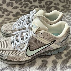 Nike Vomero 5 Women's Beige and Light Gray Sneakers